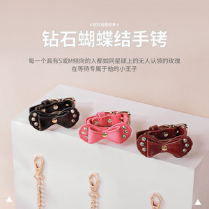 กุญแจมือคริสตัลโบว์หนังสีแดงพร้อมโซ่ ของเล่น BDSM สำหรับผู้ใหญ่ ใช้สำหรับคู่รักเพื่อเพิ่มความโรแมนติก - Product Image 4