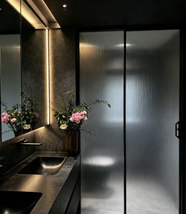 Porte de douche coulissante en aluminium et verre trempé, design moderne encadré avec joint d'étanchéité en silicone pour une salle de bain étanche - Product Image 2