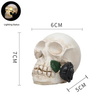 Set Figurine Tengkorak Halloween Modern OEM, Resin, Kepala Mawar, Mata LED Menyala, Hiasan Meja, Pesta, Rumah