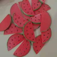 Hiasan resin irisan semangka merah 63mm, cabochon semangka pipih lucu untuk perlengkapan slime, pembuatan ikat kepala, dan perhiasan.