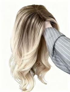 Perruque Lace Front Ondulée Ombrée Brun au <span class=keywords><strong>Blond</strong></span> Platine, Perruque <span class=keywords><strong>Mi</strong></span>-Longue à l'Aspect Naturel pour <span class=keywords><strong>Femme</strong></span> - Product Image 2