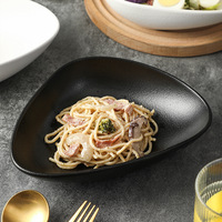 Assiette triangulaire en porcelaine fine, style américain, noir et blanc, haut de gamme, pour salade, soupe, spaghetti, plats occidentaux, assiette d'hôtel, faible MOQ