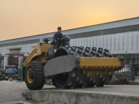 Compacteur à rouleaux vibrants à tambour unique de 10 tonnes en stock pour la compactation des sols de construction
