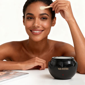 Kit de machine à cire pour l'épilation des oreilles et des lèvres avec logo personnalisé Ensemble de chauffe-cire dépilatoire au design breveté, chargement USB - Product Image 1