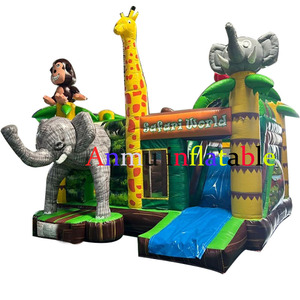 Le château gonflable de Safari World, adoré des enfants, avec des décorations d'entrée en forme de girafes et d'éléphants. - Product Image 5