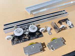 Скрытая алюминиевая Скользящая дорожка с мягким закрытием регулируемой высотой и защитой от прыжков, комплект оборудования для скрытых дверей - Product Image 3