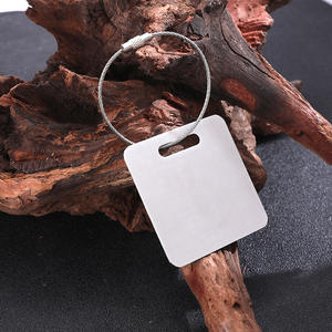 بطاقة أمتعة مربعة من الفولاذ المقاوم للصدأ المطلي بالذهب قابلة للنقش بشعار مخصص مع حلقة سلكية، هدايا ترويجية للأعمال وعلامات تعريف للسفر - Product Image 3