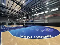 Revêtement de sol sportif en bois d'érable d'ingénierie Tempo Solution de qualité tournoi haute densité pour terrain de sport intérieur de basket-ball Badminton
