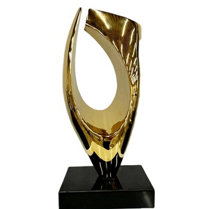 Escultura Abstracta Moderna de Acero Inoxidable en Oferta, Decoración Pequeña para Interiores de Casa u Hotel con Acabado Dorado en Resina - Product Image 1