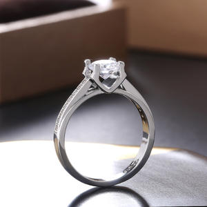 Anello di fidanzamento classico da donna in oro bianco F590 con diamante rotondo taglio brillante colore G naturale - Product Image 4