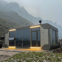 Capsules de glamping de luxe de haute technologie, structure modulaire en acier, pods spatiaux à louer, conception préfabriquée pour des séjours uniques