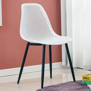 Chaise de salle à manger moderne et élégante en plastique pour espaces intérieurs - Product Image 1