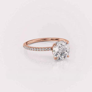 Bague solitaire en or rose 14 carats avec diamant de laboratoire rond et bande pavée |   Bijoux fins sur mesure - Product Image 2