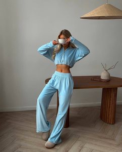 Ensemble de survêtement décontracté personnalisé en coton vierge pour femme, style streetwear, avec sweat à capuche zippé et pantalon de survêtement - Product Image 2