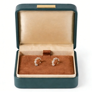 Caja de Regalo para Pendientes de Cuero PU al por Mayor con Inserto de Microfibra, Logotipo Estampado en Lámina, Fabricante de Empaques Personalizados para Joyería - Product Image 2