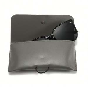 Étui à lunettes souple en cuir PU noir et gris unisexe personnalisé avec logo et cordon - Product Image 4