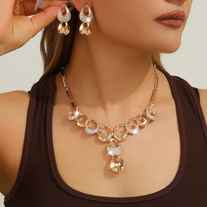 Conjunto de collar y pendientes de cadena de aleación con diseño de onda hueca y diamantes exagerados, estilo europeo y americano, para novia, boda, para mujer - Product Image 1