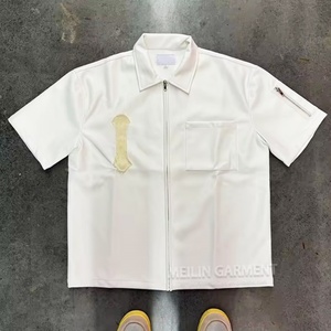 Chemise en cuir PU à manches courtes avec broderie appliquée vieillie personnalisée et fermeture éclair pour homme - Product Image 3