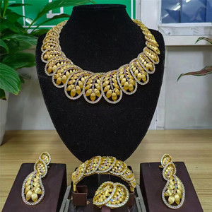 <span class=keywords><strong>Parure</strong></span> de <span class=keywords><strong>bijoux</strong></span> de luxe Zhuerrui en zircone cubique, style diamant américain, comprenant collier, bracelet, boucles d'oreilles et bague - Product Image 6