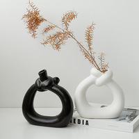 Vase en céramique de luxe léger, forme unique, style INS, sensation haut de gamme, style crème, accessoire décoratif nordique pour l'entrée de la maison