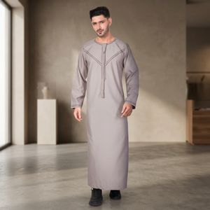 Túnica árabe taupe gris para hombre con costuras en contraste, túnica tradicional omaní de manga larga para la oración musulmana y el uso en el Eid. - Product Image 2