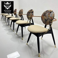 Silla de Comedor de Madera Maciza de Lujo con Asiento Tapizado en Cuero, Reposabrazos de Latón, Silla de Comedor Moderna de Diseño para Restaurante
