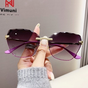 7177 nouveau oeil de chat mode luxe femmes lunettes de <span class=keywords><strong>soleil</strong></span> grand cadre coloré dégradé nuances Uv400 sans monture en métal cadre lunettes de <span class=keywords><strong>soleil</strong></span> - Product Image 1