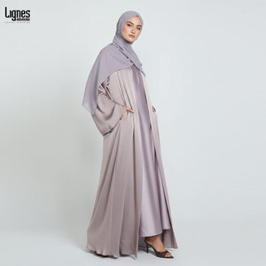 Maßgeschneiderte Farbige Muslimische Offene Abaya aus Satin, Elegantes Maxikleid für Abendveranstaltungen mit Hijab - Product Image 2