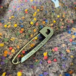 ヴィンテージスタイルラージピンイングリッシュレターブローチセーターショールボタンピンコットンリネンカーディガンボタンパーソナリティブローチ - Product Image 4