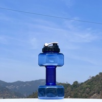 Bouteille de sport créative et portable en plastique PET de 2,2 L, écologique, avec couvercle, couleur et logo personnalisables, pour la salle de sport et l'extérieur
