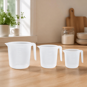 Verseuse graduée en plastique transparent HALO avec poignée et bec verseur pour la cuisine, la pâtisserie et la restauration - Product Image 5