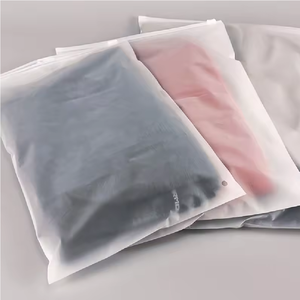 Sacs de t-shirt PE-BD OEM avec logo personnalisé Usine du Vietnam Emballage de bijoux en gros Petite pochette à zip-lock noire en plastique givré pour cosmétique - Product Image 5