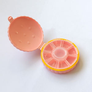 Caja organizadora de pastillas de plástico con forma redonda, 7 días, 8 compartimentos, para uso diario y de viaje - Product Image 2