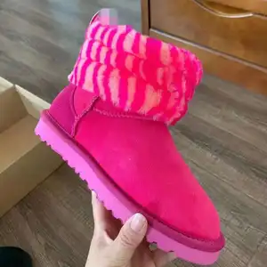 L'inverno di alta qualità deve avere un supporto per donna, uomo, taglia per bambini, logo in lana di montone sulle scarpe da stivale