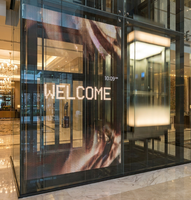 Pantalla LED transparente P3.91-7.82 para video wall, tamaño personalizado para instalación publicitaria en vidrio de centros comerciales interiores.