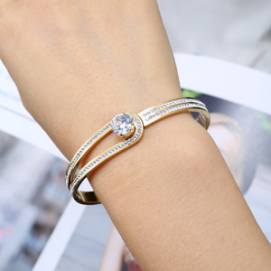 Pulsera de Acero de Titanio y Oro de 18K con Diamantes en Forma de Corazón Cruzado de Alta Gama para Mujer, Joyería al por Mayor para Regalo de Cumpleaños - Product Image 1