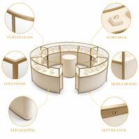 Vitrine de présentation de bijoux modulaire ronde personnalisée avec bordure dorée et vitrine incurvée en verre pour bijouterie