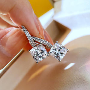 Boucles d'oreilles en or blanc The Row E4093 avec diamants taille princesse, style classique pour femme, bijoux en pierres naturelles - Product Image 3