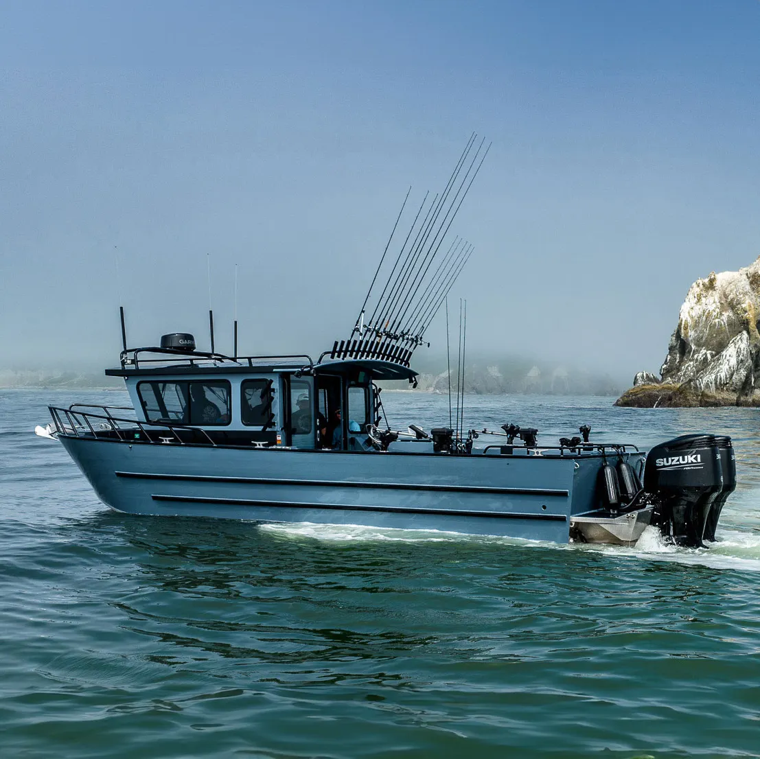 Kualitas tinggi dapat disesuaikan kabin aluminium memancing perahu 8.3m panjang dengan mesin tempel untuk rekreasi air dan memancing