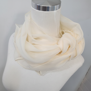 Sciarpa in Chiffon avorio accessorio di moda per uscite di mezza stagione - Product Image 1