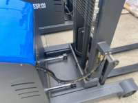 Reach Stacker 2T ESR120 : Système Curtis, levage 4000 mm, batterie 24V/280Ah, fourches 1070 mm, boîte à outils.