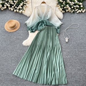 Ensemble robe longue plissée tie-dye pour femme avec chemisier froissé à ceinture dégradée et jupe midi - Product Image 4