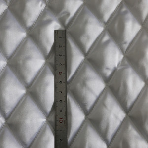 700 <span class=keywords><strong>colores</strong></span> disponibles MOQ bajo alta calidad lujo diamante acolchado brillante poliéster satén seda tela coche forro al aire libre - Product Image 1