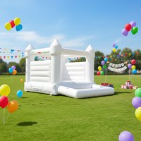 Château gonflable blanc pour fêtes en plein air, structure gonflable de mariage avec piscine à balles