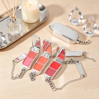 Bracelet chaîne à marque privée, Palette de gloss, Teinte blush, Chaîne de main argentée, Crème pour les joues, Rouge à lèvres éclatant