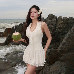 Robe courte chic et élégante pour femme, style français, à volants, col halter, coupe ajustée, taille cintrée, ligne A, pour l'été et les fêtes - Product Image 3