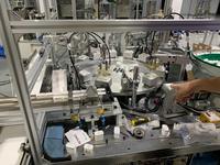 Plastique bouchon cosmétique machine d'assemblage