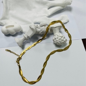 สร้อยคอแฟชั่นแบบโซ่เกลียวเคลือบ PVD ทอง 18K สแตนเลสสตีล ลายก้างปลา สำหรับผู้หญิง - Product Image 5