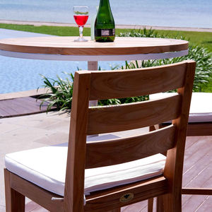 Espace extérieur avec la chaise de bar Cattalina, en fer robuste et en osier artisanal, meuble parfait et élégant - Product Image 3