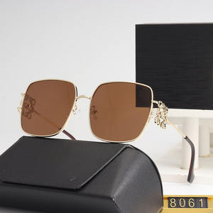 Lk8061 Nuevas Gafas de Sol de Moda para Mujer, Montura Metálica Moderna, Protección UV400, Lentes Negras para Hombre y Mujer, PC OEM Gris - Product Image 6